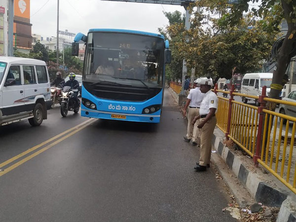 போலீஸாக மாறிய ஜவுளிக்கடை பொம்மைகள்... வாகன ஓட்டிகளின் 'அந்த' பழக்கம்தான் இதற்கு காரணம்...