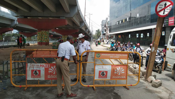 போலீஸாக மாறிய ஜவுளிக்கடை பொம்மைகள்... வாகன ஓட்டிகளின் 'அந்த' பழக்கம்தான் இதற்கு காரணம்...