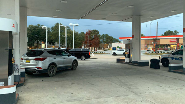 ஆளே இல்லாத கார் திடீரென பின்னோக்கி நகர்ந்த வீடியோ வேகமாக பரவுகிறது... திடுக்கிட வைக்கும் காரணம்...