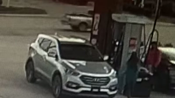 ஆளே இல்லாத கார் திடீரென பின்னோக்கி நகர்ந்த வீடியோ வேகமாக பரவுகிறது... திடுக்கிட வைக்கும் காரணம்...