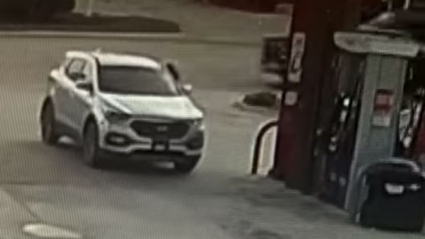 ஆளே இல்லாத கார் திடீரென பின்னோக்கி நகர்ந்த வீடியோ வேகமாக பரவுகிறது... திடுக்கிட வைக்கும் காரணம்...