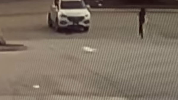 ஆளே இல்லாத கார் திடீரென பின்னோக்கி நகர்ந்த வீடியோ வேகமாக பரவுகிறது... திடுக்கிட வைக்கும் காரணம்...