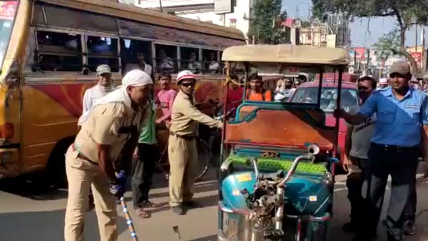 ஓட்டுனர் முன்பே எலக்ட்ரிக் ரிக்‌ஷாக்களை அடித்து நொறுக்கிய போலீசார்... எதற்காக தெரியுமா?