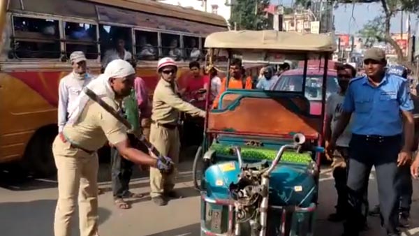 ஓட்டுனர் முன்பே எலக்ட்ரிக் ரிக்‌ஷாக்களை அடித்து நொறுக்கிய போலீசார்... எதற்காக தெரியுமா?