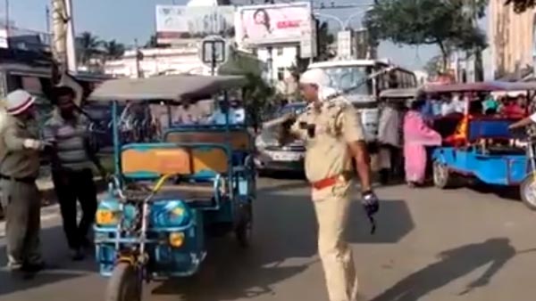 ஓட்டுனர் முன்பே எலக்ட்ரிக் ரிக்‌ஷாக்களை அடித்து நொறுக்கிய போலீசார்... எதற்காக தெரியுமா?