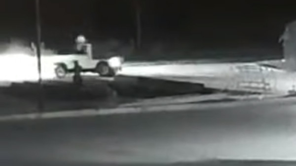 குடிபோதையில் போலீஸ் ஜீப்பை தூக்கி கடாசிய ஜேசிபி டிரைவர்... திக், திக் வீடியோ!