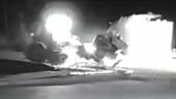 குடிபோதையில் போலீஸ் ஜீப்பை தூக்கி கடாசிய ஜேசிபி டிரைவர்... திக், திக் வீடியோ!