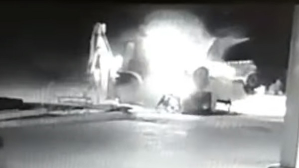 குடிபோதையில் போலீஸ் ஜீப்பை தூக்கி கடாசிய ஜேசிபி டிரைவர்... திக், திக் வீடியோ!