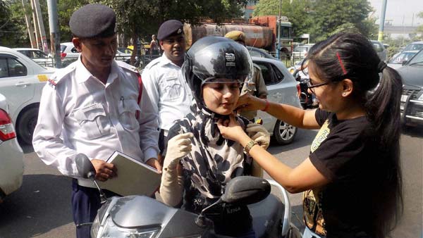 ஹெல்மெட்டை பிடுங்கி மண்சட்டி போல அடித்து உடைக்கும் போலீஸ் அதிகாரி... காரணம் இதுதான்!