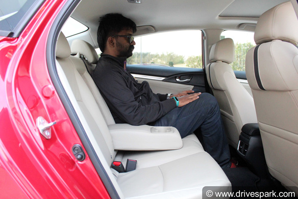 பொருளாதார மந்த நிலையிலும் ஹோண்டா சிவிக் காருக்கு இப்படியொரு வரவேற்பா! 