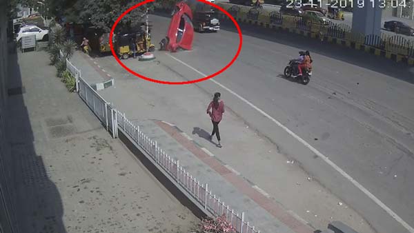 பாலத்தில் இருந்து கீழே விழுந்த கார்... விபத்திற்கு காரணமானவர் யார் என தெரிந்தால் கோவப்படுவீங்க... பாலத்தில் இருந்து கீழே விழுந்த கார்... விபத்திற்கு காரணமானவர் யார் என தெரிந்தால் கோவப்படுவீங்க...