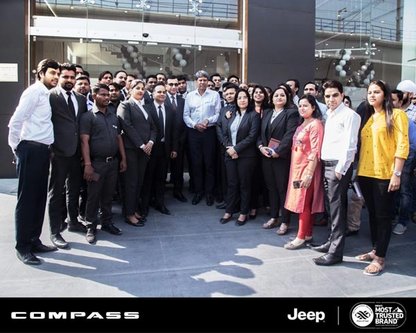 பாலிவுட் பிரபலங்கள் பாணியில் கபில் தேவ் வாங்கிய புதிய காரின் விலை இதுதான்... கண்ணு வெச்சராதீங்க...