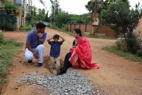 குண்டும் குழியுமாக மோசமான சாலை... அரசாங்க கவனத்தை ஈர்க்க ஃபோட்டோஷூட் நடத்திய இளம் தம்பதி!