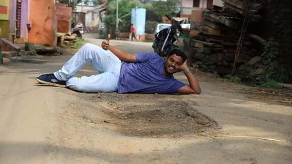 குண்டும் குழியுமாக மோசமான சாலை... அரசாங்க கவனத்தை ஈர்க்க ஃபோட்டோஷூட் நடத்திய இளம் தம்பதி!