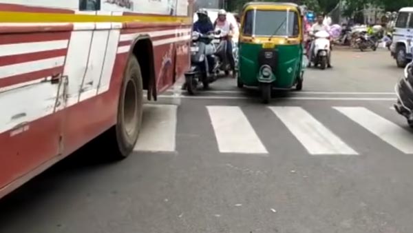 பள்ளிக்கு சென்று கொண்டிருந்த குழந்தைக்கு அபராதம்... போலீஸை அலற விட்ட தந்தை... என்ன செய்தார் தெரியுமா