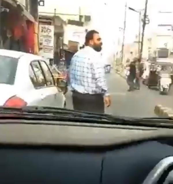 வழியை அடைத்து நின்றதால் அதிரடி... மாருதி டிசையர் காரை அசால்டாக கையில் தூக்கி ஓரமாக வைத்த டிரைவர்...