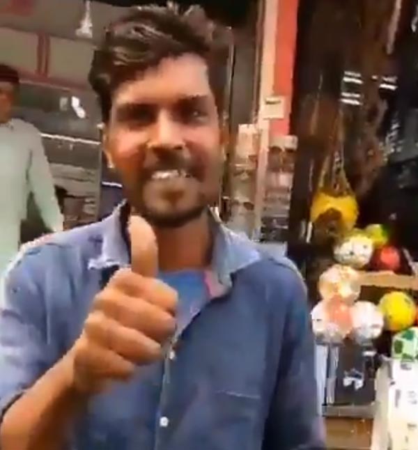 வழியை அடைத்து நின்றதால் அதிரடி... மாருதி டிசையர் காரை அசால்டாக கையில் தூக்கி ஓரமாக வைத்த டிரைவர்...