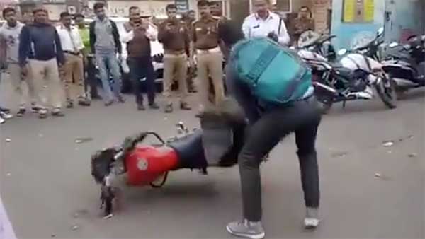 நடுரோட்டில் போட்டு பைக்கை சுக்குநூறாக உடைத்த இளைஞர்... காரணம் தெரிந்தால் அதிர்ந்து விடுவீர்கள்...