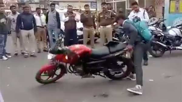 நடுரோட்டில் போட்டு பைக்கை சுக்குநூறாக உடைத்த இளைஞர்... காரணம் தெரிந்தால் அதிர்ந்து விடுவீர்கள்...