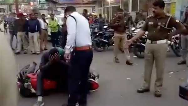 நடுரோட்டில் போட்டு பைக்கை சுக்குநூறாக உடைத்த இளைஞர்... காரணம் தெரிந்தால் அதிர்ந்து விடுவீர்கள்...