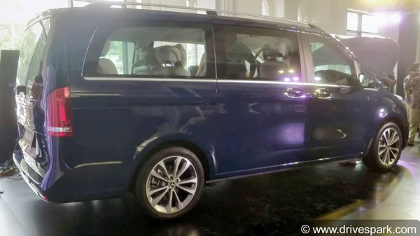 டீலரில் டொயோட்டா வெல்ஃபயர்... பார்க்க பார்க்க இன்பம்!