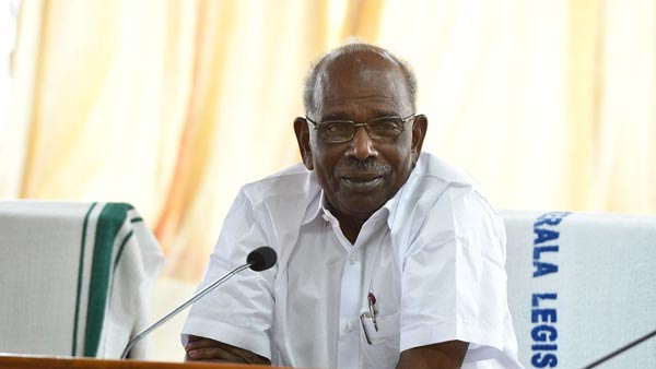 அடேங்கப்பா டயருக்கே இத்தனை லட்சமா.. 2 வருடத்திற்குள் 34 டயர்களை மாற்றிய அமைச்சர்... அசத்தலான பதில்...