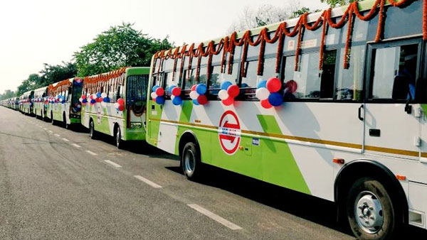 மக்களுடன் மக்களாக பஸ்ஸில் டிக்கெட் எடுத்து பயணித்த ஒடிசா முதல்வர் நவீன் பட்நாயக்... ஏன் தெரியுமா?