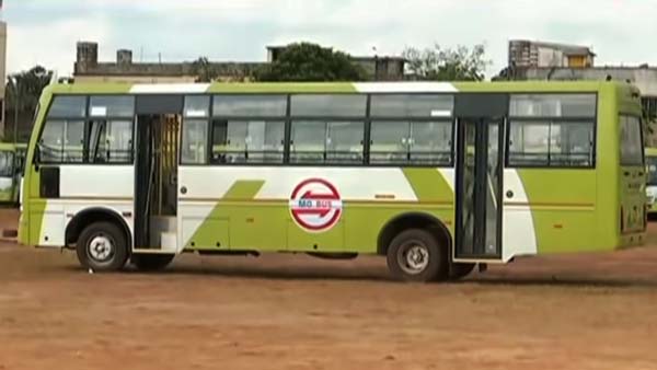 மக்களுடன் மக்களாக பஸ்ஸில் டிக்கெட் எடுத்து பயணித்த ஒடிசா முதல்வர் நவீன் பட்நாயக்... ஏன் தெரியுமா?