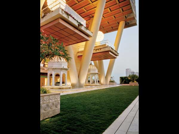 முகேஷ் அம்பானியின் அன்டிலியா சொகுசு வீட்டின் பிரம்மாண்ட கார் கராஜ்! முகேஷ் அம்பானியின் அன்டிலியா சொகுசு வீட்டின் பிரம்மாண்ட கார் கராஜ்!