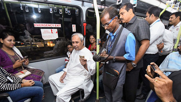 மக்களுடன் மக்களாக பஸ்ஸில் டிக்கெட் எடுத்து பயணித்த ஒடிசா முதல்வர் நவீன் பட்நாயக்... ஏன் தெரியுமா?