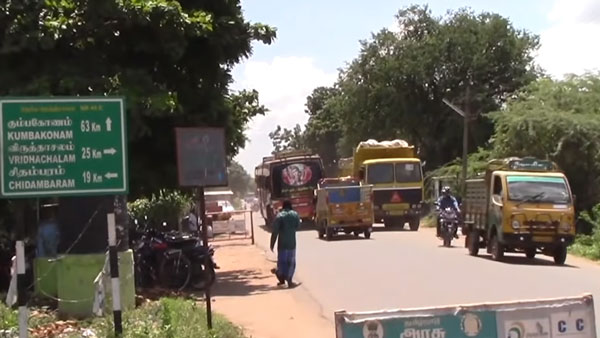 எஞ்சின் இல்லாத பைக்கை தள்ளி வந்தவரை மடக்கிப்பிடித்து அபராதம் விதித்த போலீசார்! எஞ்சின் இல்லாத பைக்கை தள்ளி வந்தவரை மடக்கிப்பிடித்து அபராதம் விதித்த போலீசார்!