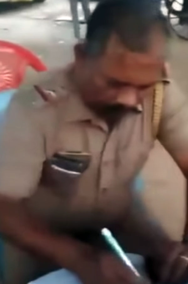 எஞ்சின் இல்லாத பைக்கை தள்ளி வந்தவரை மடக்கிப்பிடித்து அபராதம் விதித்த போலீசார்! எஞ்சின் இல்லாத பைக்கை தள்ளி வந்தவரை மடக்கிப்பிடித்து அபராதம் விதித்த போலீசார்!