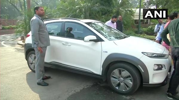 நாடாளுமன்றத்திற்கு மத்திய அமைச்சர் வந்த கார் பத்தி உங்களுக்கு தெரியுமா? நச்சுனு ஒரு காரணம் இருக்கு