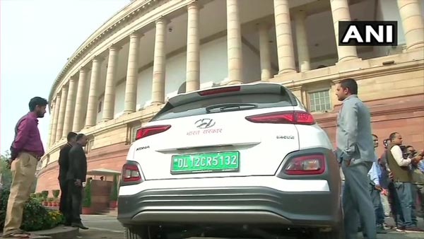 நாடாளுமன்றத்திற்கு மத்திய அமைச்சர் வந்த கார் பத்தி உங்களுக்கு தெரியுமா? நச்சுனு ஒரு காரணம் இருக்கு