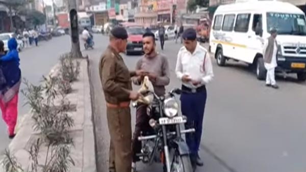 போலீசாருக்கு டிமிக்கி கொடுத்து விட்டு பைக்கில் நைசாக எஸ்கேப் ஆன இளைஞர்... காத்திருந்த பெரிய ஷாக்... போலீசாருக்கு டிமிக்கி கொடுத்து விட்டு பைக்கில் நைசாக எஸ்கேப் ஆன இளைஞர்... காத்திருந்த பெரிய ஷாக்...