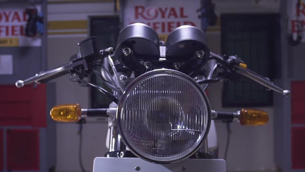 ராயல் எண்ட்பீல்டின் ஹெட்லைட்டை மெக்கானிக்கின் உதவியின்றி மாற்றுவது எப்படி? இந்த வீடியோவை பாருங்க புரியும்