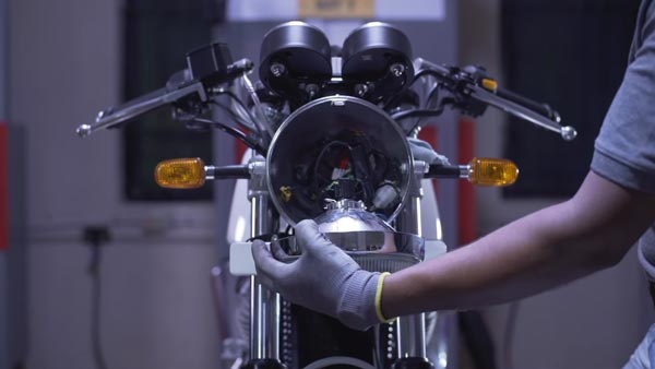 ராயல் எண்ட்பீல்டின் ஹெட்லைட்டை மெக்கானிக்கின் உதவியின்றி மாற்றுவது எப்படி? இந்த வீடியோவை பாருங்க புரியும்