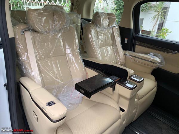 டீலரில் டொயோட்டா வெல்ஃபயர்... பார்க்க பார்க்க இன்பம்!