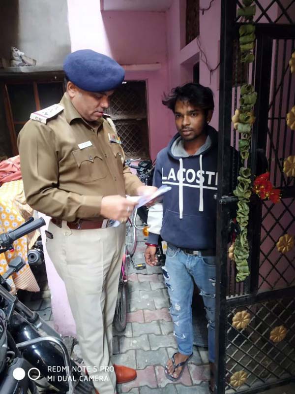 போலீஸ்காரர்களிடமே வேலையை காட்டிய புள்ளிங்கோ... டாட்டா காட்டியதற்கு கிடைத்த கிஃப்ட் என்ன தெரியுமா?