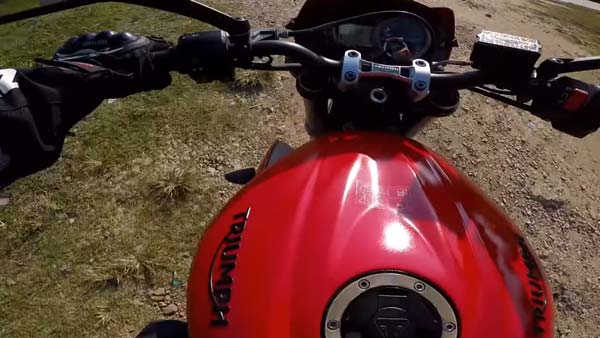 215 கிமீ வேகத்தில் பறந்த பைக்... திடீரென குறுக்கே வந்த முதியவர்... ஹார்ட்பீட்டை எகிற வைத்த வீடியோ...