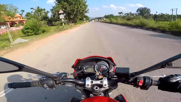 215 கிமீ வேகத்தில் பறந்த பைக்... திடீரென குறுக்கே வந்த முதியவர்... ஹார்ட்பீட்டை எகிற வைத்த வீடியோ...