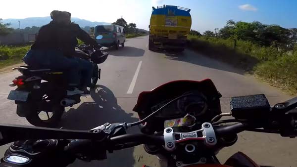 215 கிமீ வேகத்தில் பறந்த பைக்... திடீரென குறுக்கே வந்த முதியவர்... ஹார்ட்பீட்டை எகிற வைத்த வீடியோ...