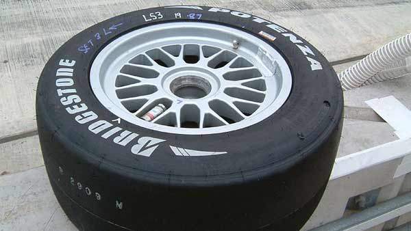 டயர்களை மாற்றியே ஆக வேண்டும் என்பதை அறிந்து கொள்வதற்கான சில வழிகள்!! 