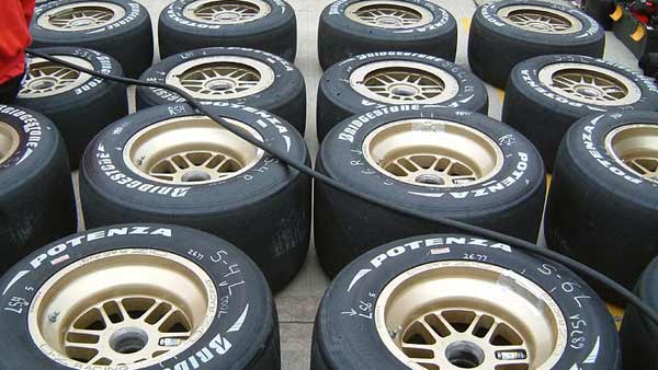 டயர்களை மாற்றியே ஆக வேண்டும் என்பதை அறிந்து கொள்வதற்கான சில வழிகள்!! 