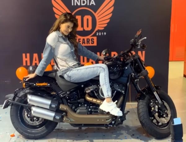 15 லட்ச ரூபாய் மதிப்புள்ள பைக்கை வாங்கிய சினிமா நடிகை... எதற்காக என தெரிந்தால் ஆச்சரியப்படுவீங்க... 15 லட்ச ரூபாய் மதிப்புள்ள பைக்கை வாங்கிய சினிமா நடிகை... எதற்காக என தெரிந்தால் ஆச்சரியப்படுவீங்க...