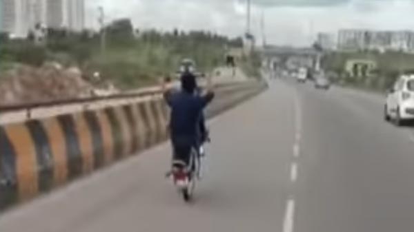 புள்ளிங்கோவை குறி வைக்கும் போலீஸ்... 12 இளைஞர்கள் அதிரடியாக சுற்றி வளைப்பு... எதற்காக தெரியுமா..?