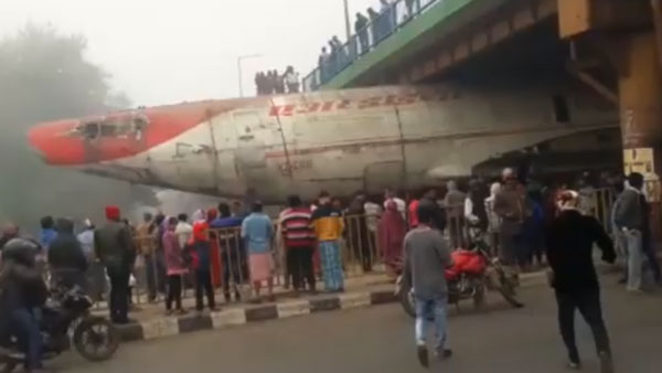 மேம்பாலத்தின்கீழ் சிக்கிய மிகப்பெரிய விமானம்.. எப்படி வெளியேற்றினார்கள் தெரியுமா..? வீடியோ..!