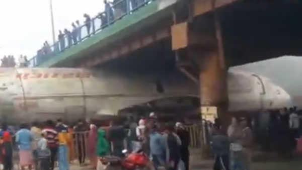 மேம்பாலத்தின்கீழ் சிக்கிய மிகப்பெரிய விமானம்.. எப்படி வெளியேற்றினார்கள் தெரியுமா..? வீடியோ..!