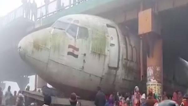 மேம்பாலத்தின்கீழ் சிக்கிய மிகப்பெரிய விமானம்.. எப்படி வெளியேற்றினார்கள் தெரியுமா..? வீடியோ..!