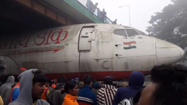 மேம்பாலத்தின்கீழ் சிக்கிய மிகப்பெரிய விமானம்.. எப்படி வெளியேற்றினார்கள் தெரியுமா..? வீடியோ..!